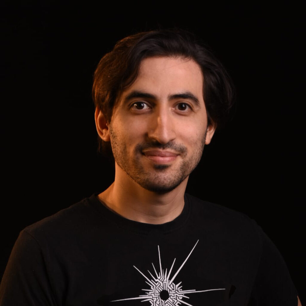 David Marchand con una remera negra de Outer Wilds